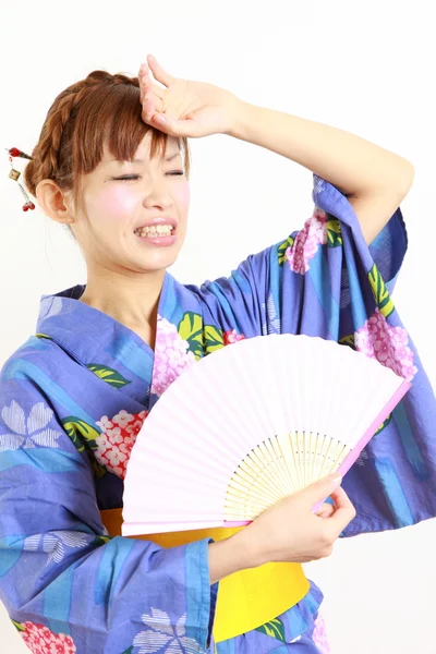 Jovem mulher vestindo quimono japonês, sofre de calor intenso — Fotografia de Stock